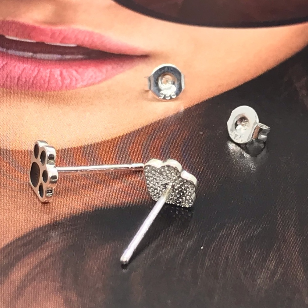 🌟 Sterling Silver 925 Paw 🐾 Stud Earrings - Picture 3 of 5